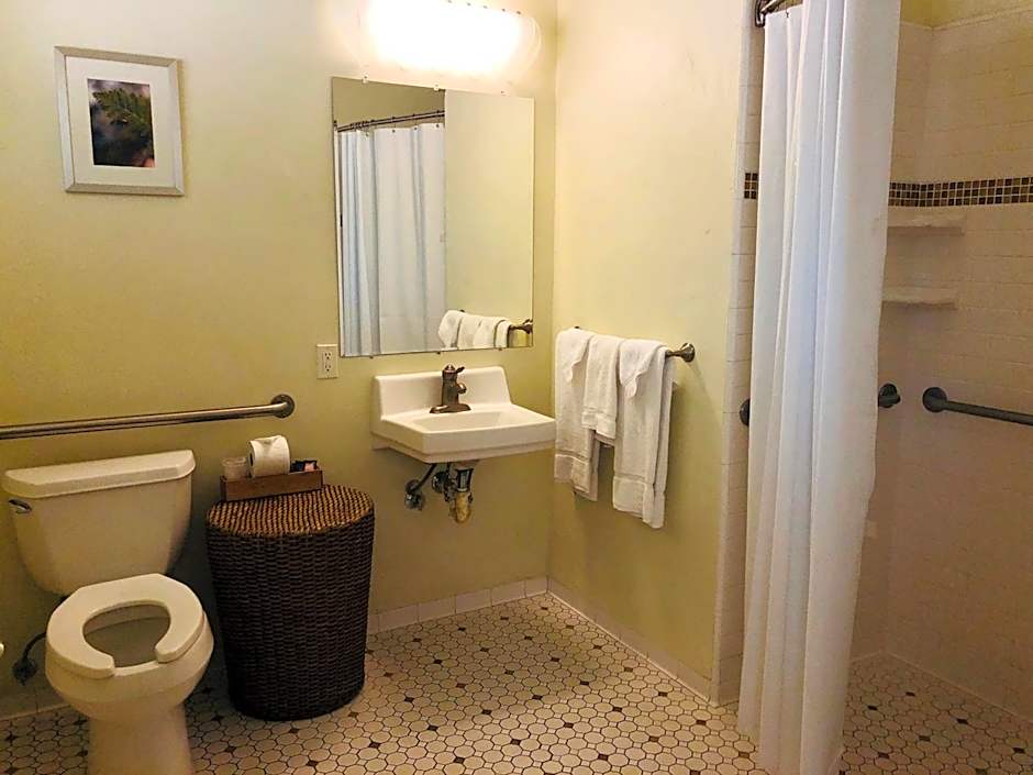 Queen's Inn By The River