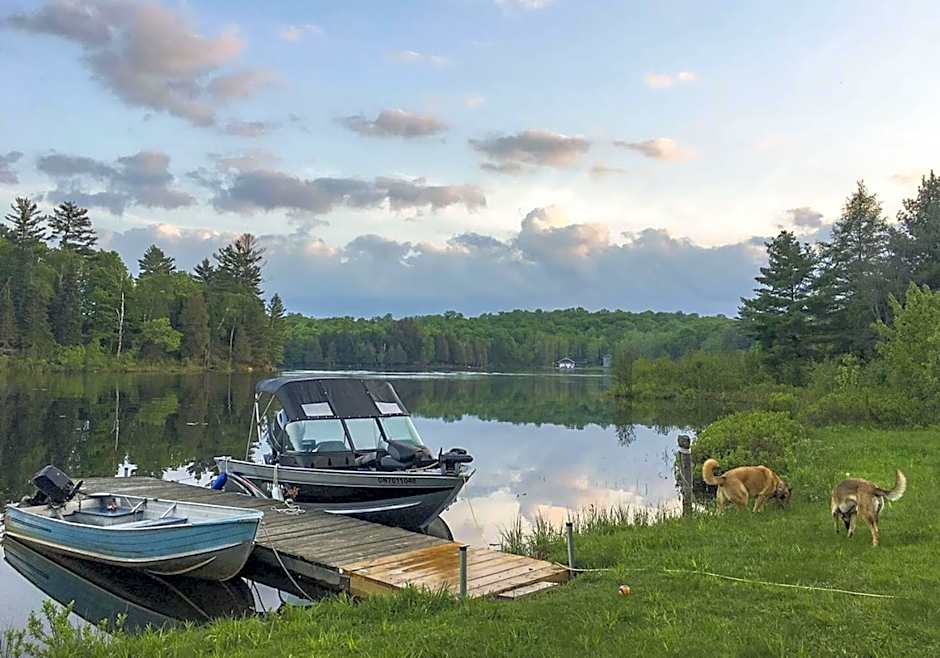 Quiet Bay Lakeside Escape