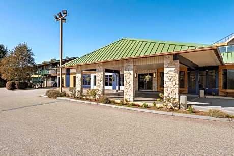 Travelodge by Wyndham Abbotsford Bakerview