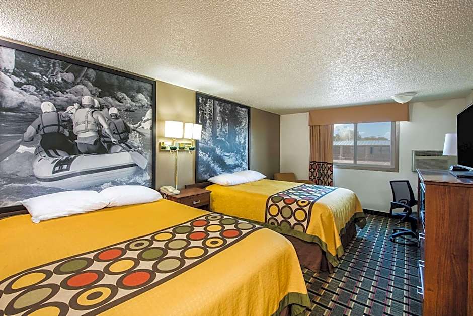 Super 8 by Wyndham Pueblo