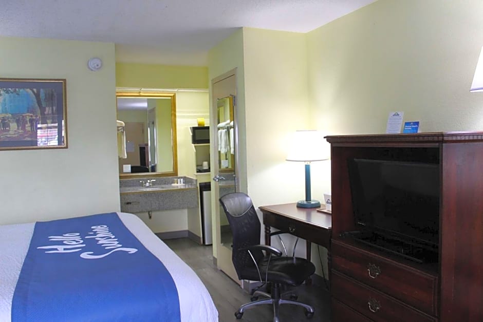 Days Inn by Wyndham Marianna