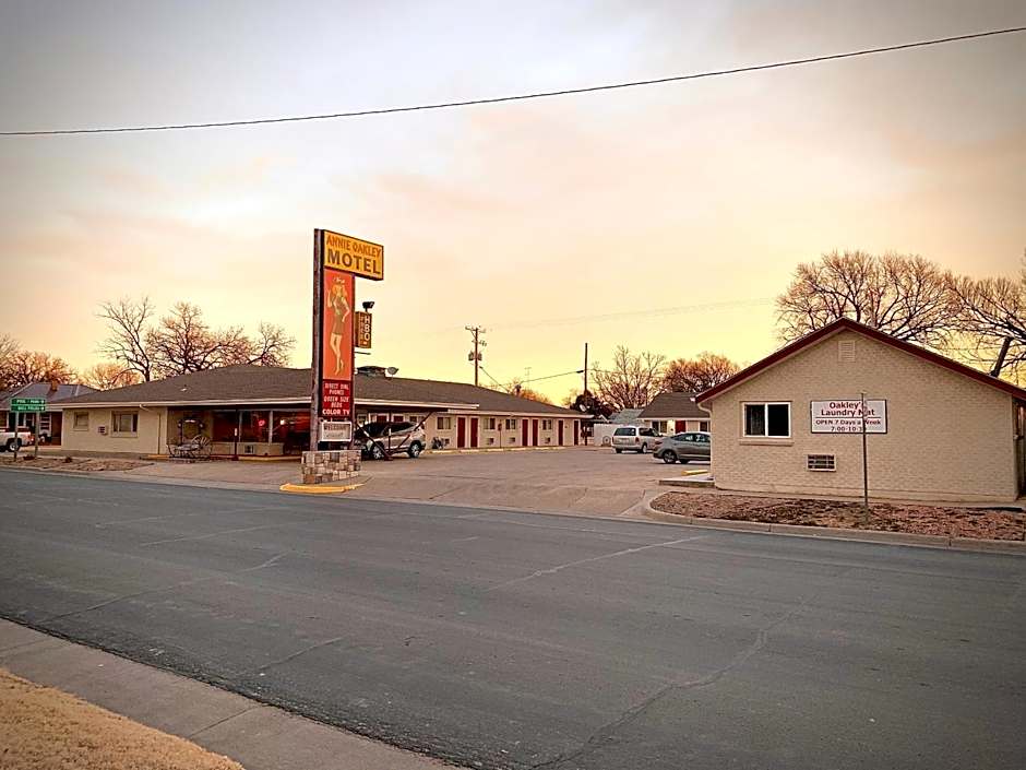 Annie Oakley Motel Oakley
