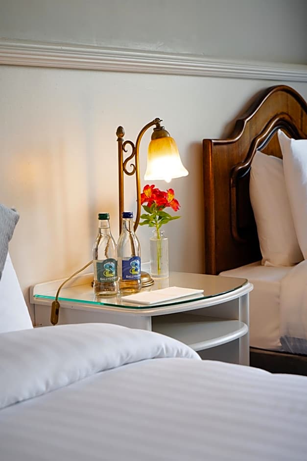 Lakeside Manor Hotel