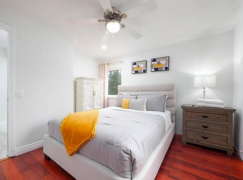 Stunning waterfront w spa dog run