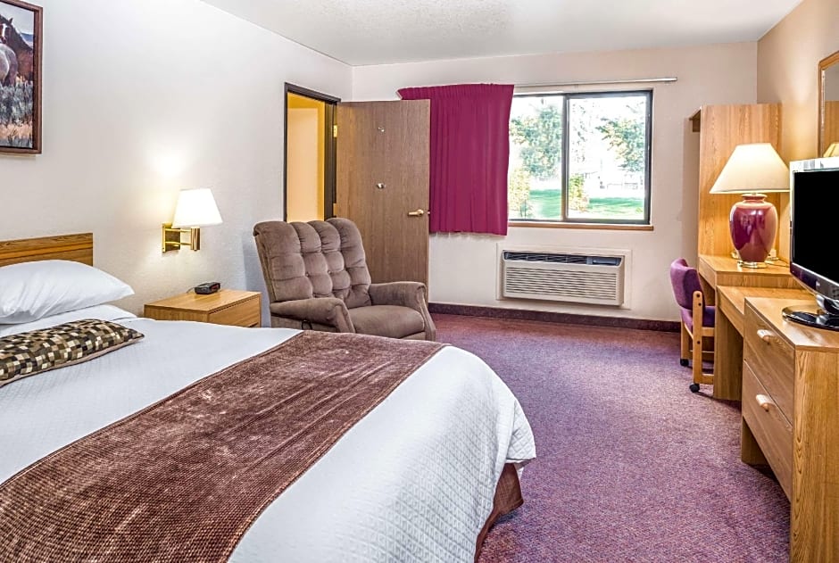 Super 8 By Wyndham St. Regis