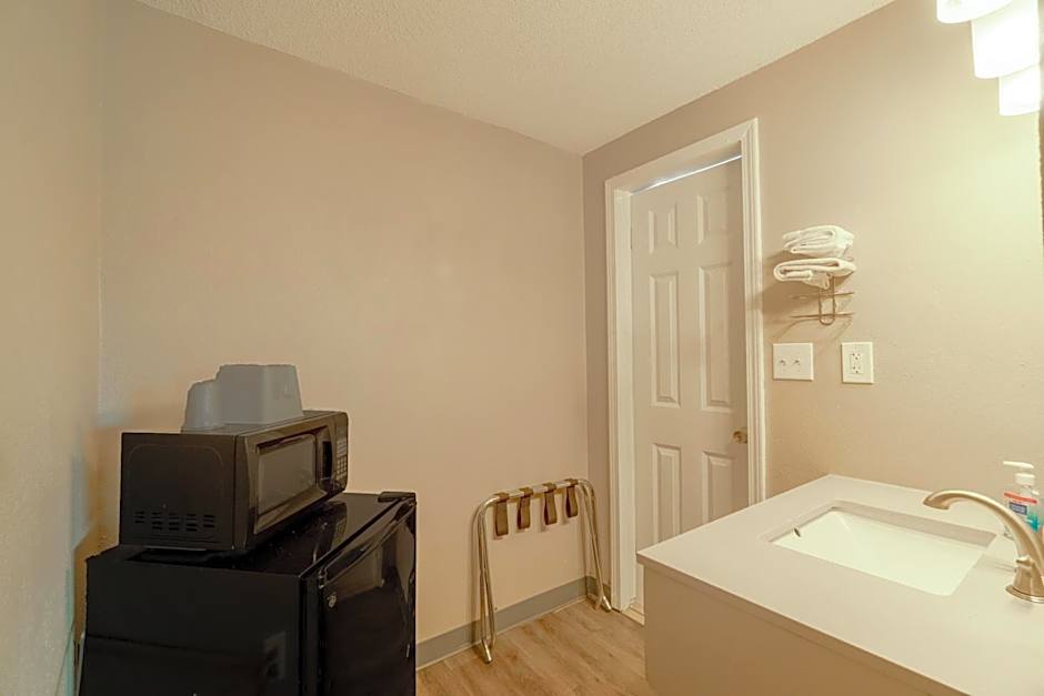 Deluxe Inn & Suites By OYO Miami OK