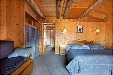 Quadruple Room with Private Bathroom