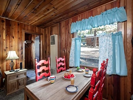 Pine Cabin, 2 Bedrooms, Fireplace, Midtown, Sleeps 6