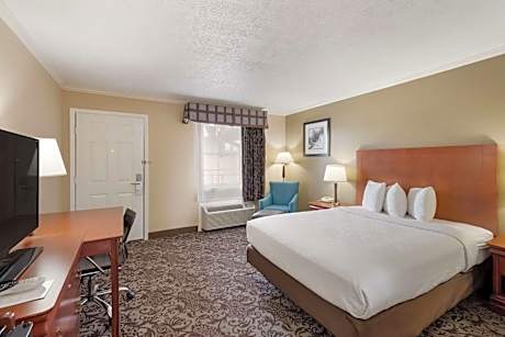 1 Queen Bed Non-Smoking Microwave And Refrigerator Wi-Fi Full Breakfast