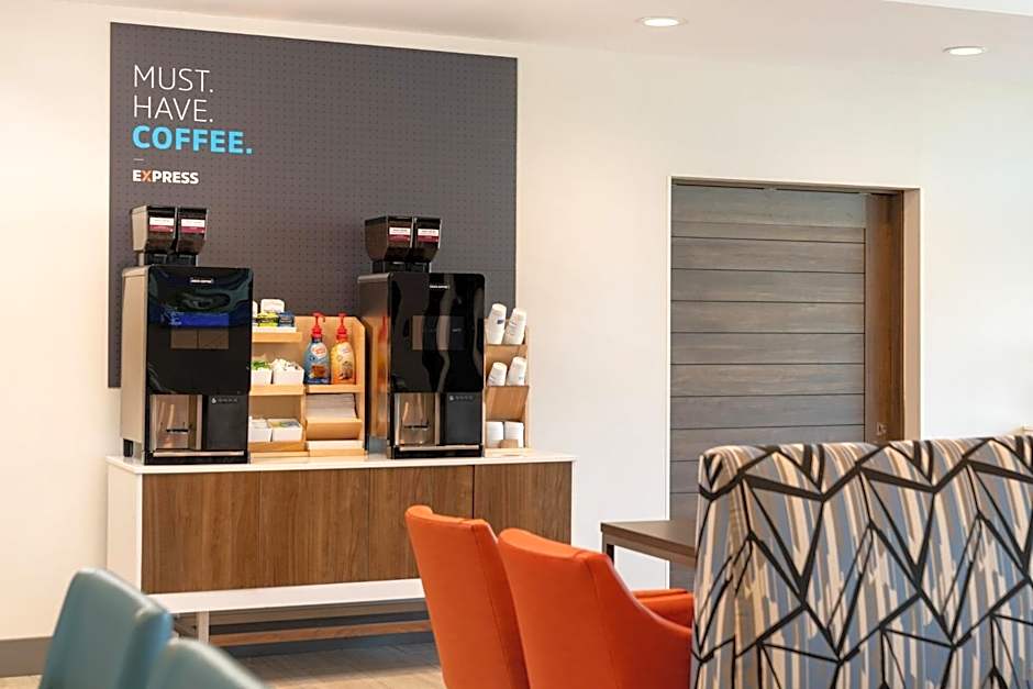 Holiday Inn Express & Suites Fresno Airport By IHG