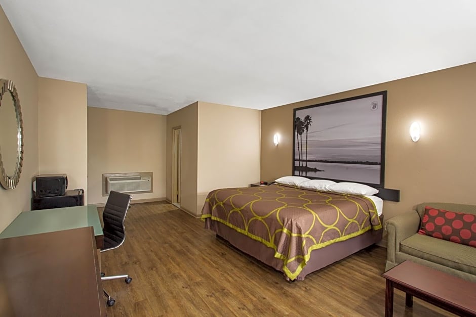 Super 8 by Wyndham Pensacola NAS Area