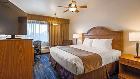 SUITE-1 KING BED,NSMK,MINSTE,MICRFG,HISPD,PLOTOP,46FLSC,FULL BREAKFAST