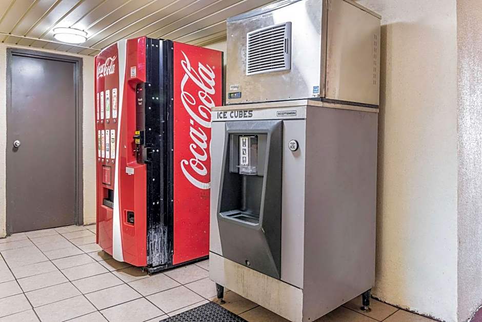 Econo Lodge Inn & Suites
