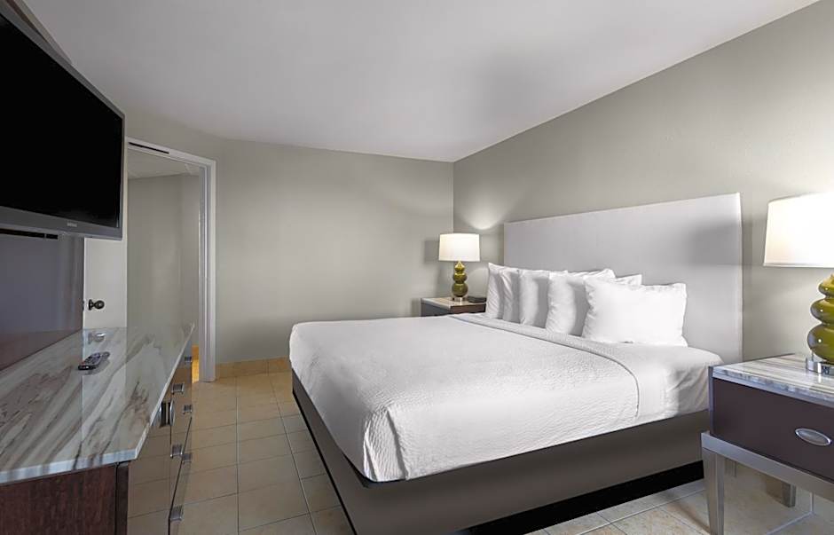 Photo 1 of 5 of 1 King Bed Suite, Ocean View