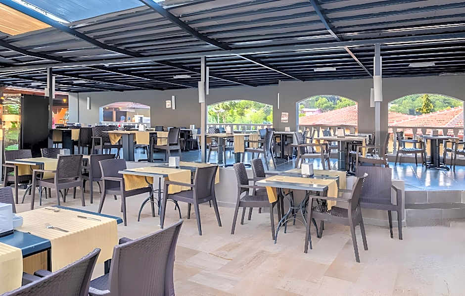 SENZA GARDEN HOLIDAY CLUB