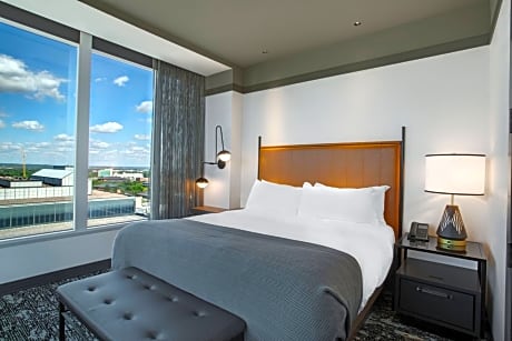 Corner Suite with King bed and City view