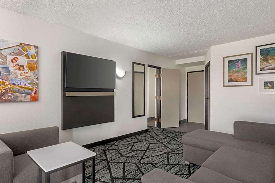 La Quinta Inn & Suites by Wyndham Cleveland Airport West