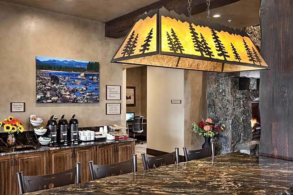 Glacier International Lodge