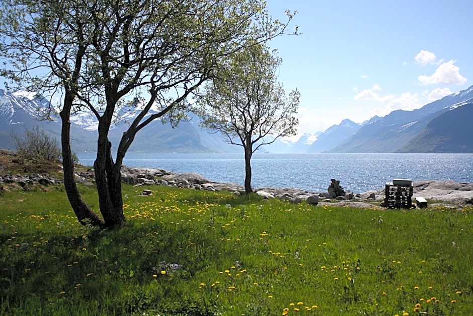 Sunde Fjord Hotel, free and easy parking