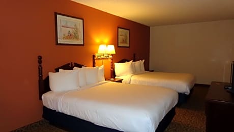 Room with One King Bed and Two Queen Beds