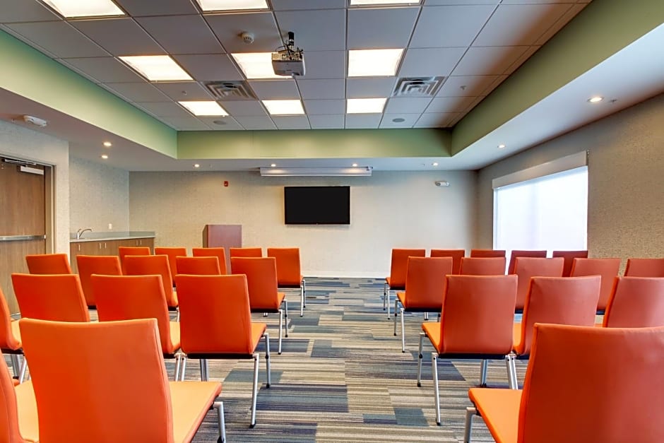 Holiday Inn Express & Suites Galesburg, an IHG Hotel