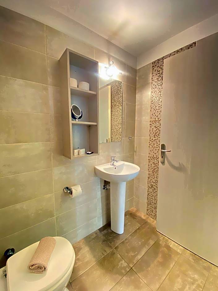 Tins Hotel City - Athens