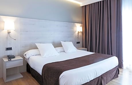 Double Room with Balcony (2 Adults + 1 Child)