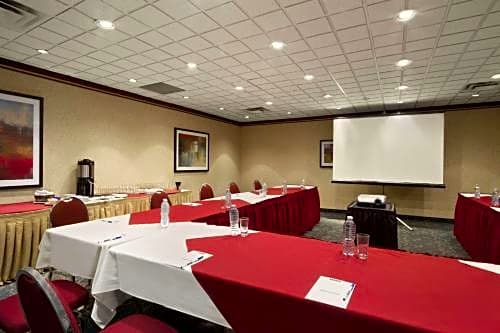 Travelodge Hotel by Wyndham Montreal Airport