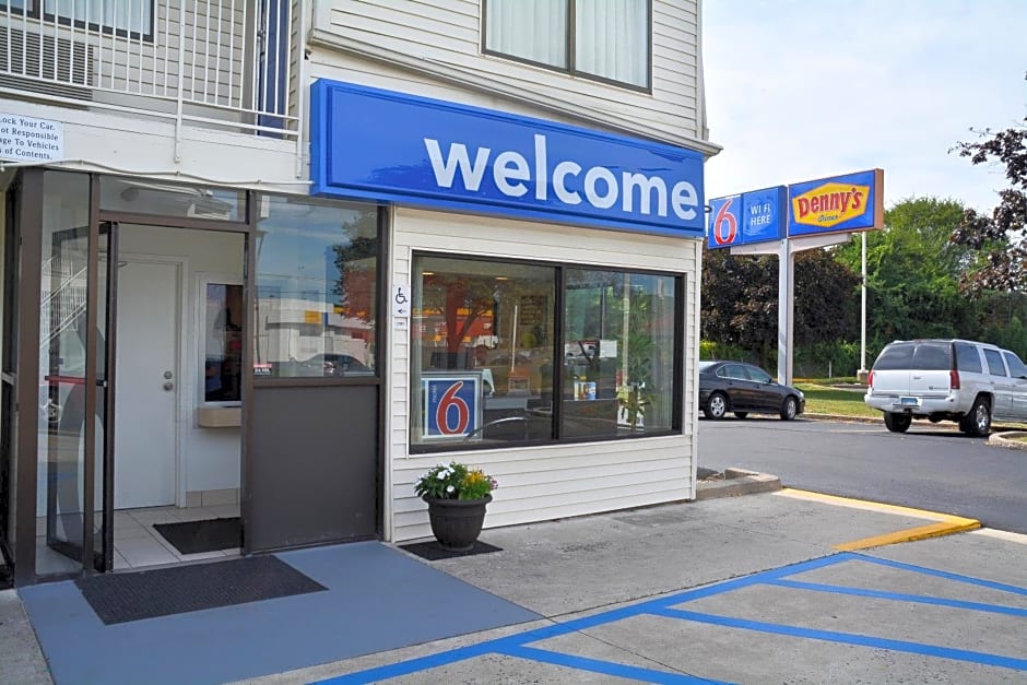 Motel 6-Southington, CT - Hartford