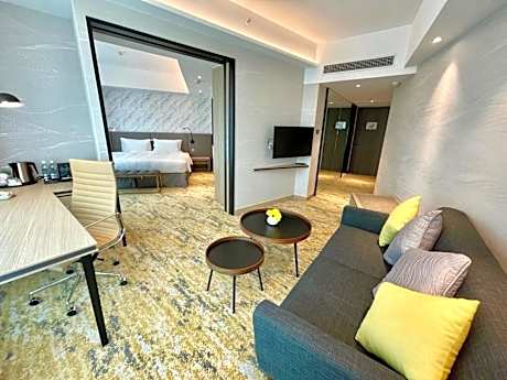 Deluxe Suite (1 King Bed)