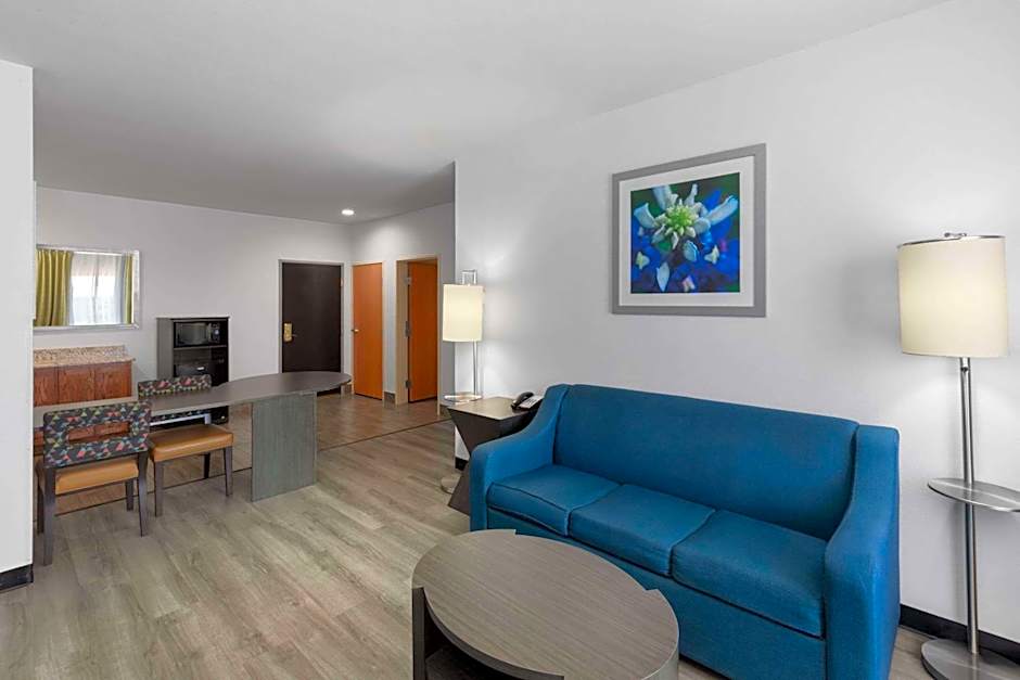 Days Inn & Suites by Wyndham Lubbock Medical Center