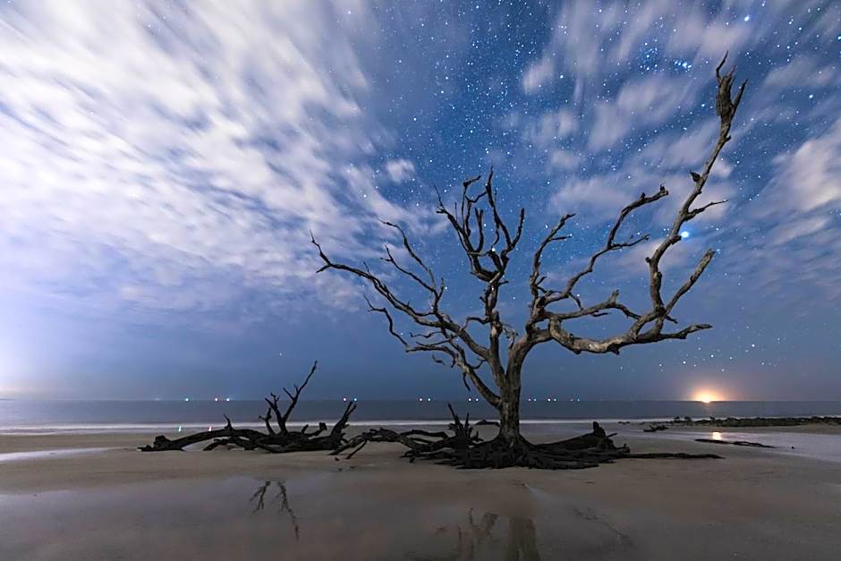 Days Inn & Suites by Wyndham Jekyll Island