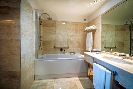 Queen Suite With View