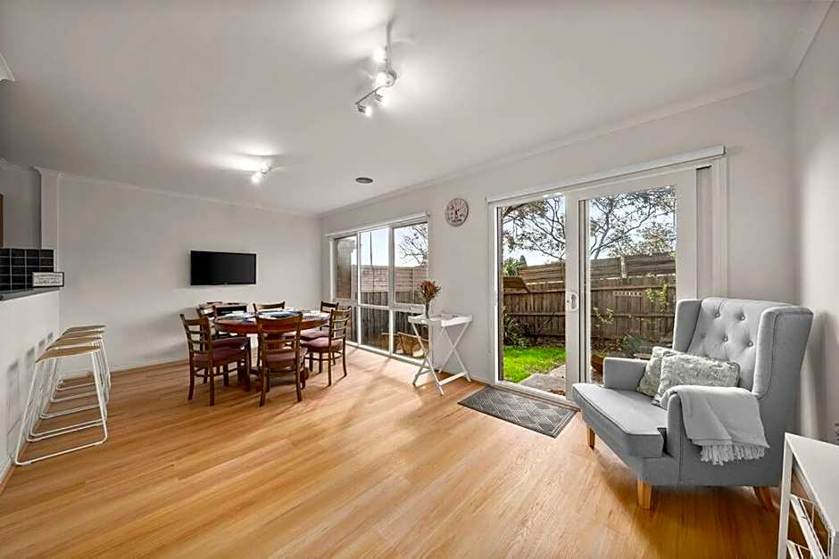 Doncaster East Home walking to shops restaurants