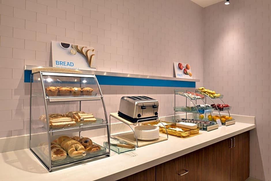 Holiday Inn Express & Suites Omaha Airport, an IHG Hotel