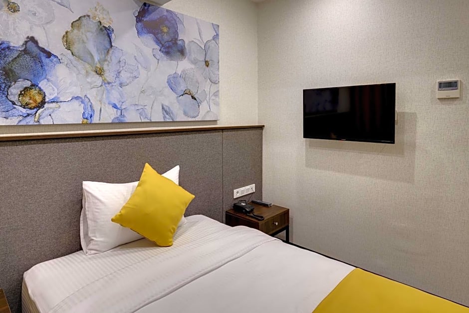 Leo Suites