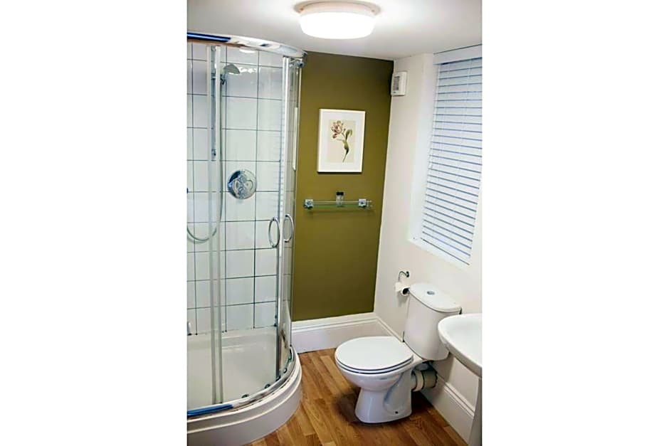 OYO White Horse Hotel