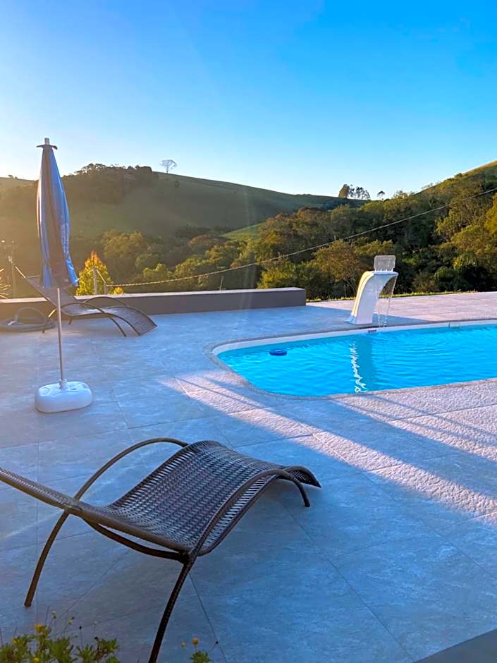 Recanto da Alegria - Casa em Cunha com Jacuzzi,Piscina,Rede,Churrasqueira,Lareira,Deck, Banco de coração