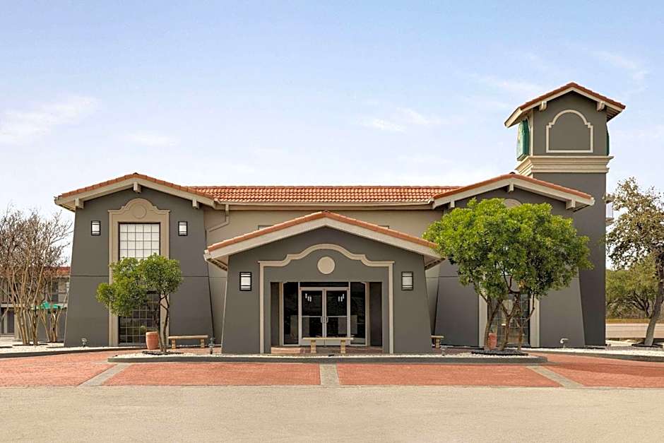 La Quinta Inn & Suites by Wyndham San Antonio Lackland