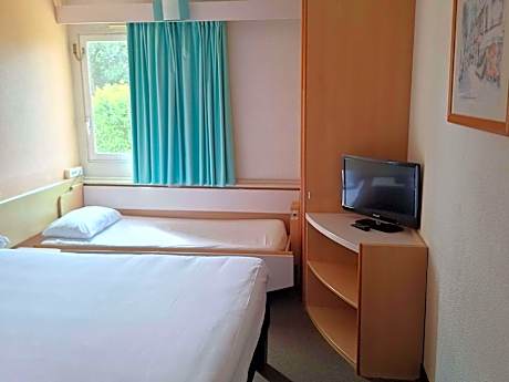 Room with 1 double bed + 1 extra bed equipped with the new bedding