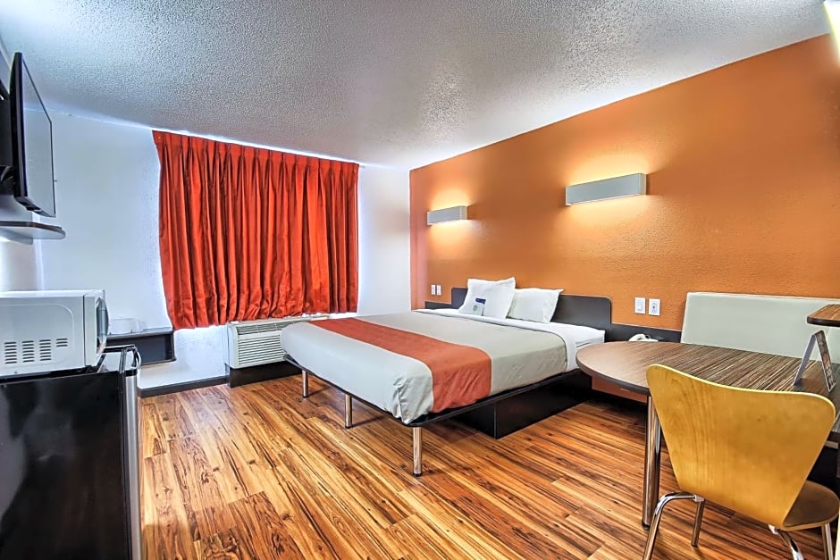 Motel 6-Columbus, OH - West