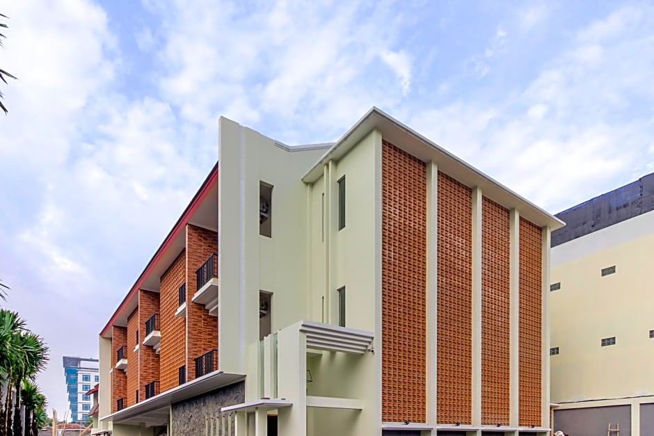 RedDoorz Premium near Ragunan Zoo 2