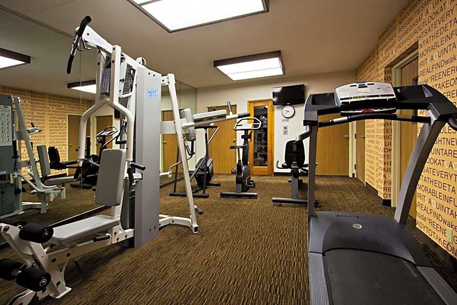 La Quinta Inn & Suites by Wyndham St. Pete-Clearwater Airport