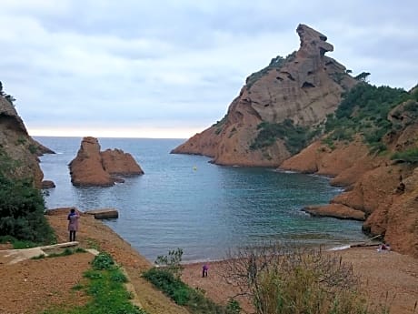 Studio neuf climatisé petite vue mer plage à pieds - Ted Home