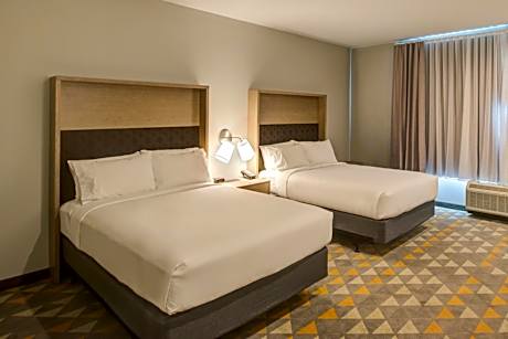 Standard Queen Room with Two Queen Beds and Mobility Accessible Tub