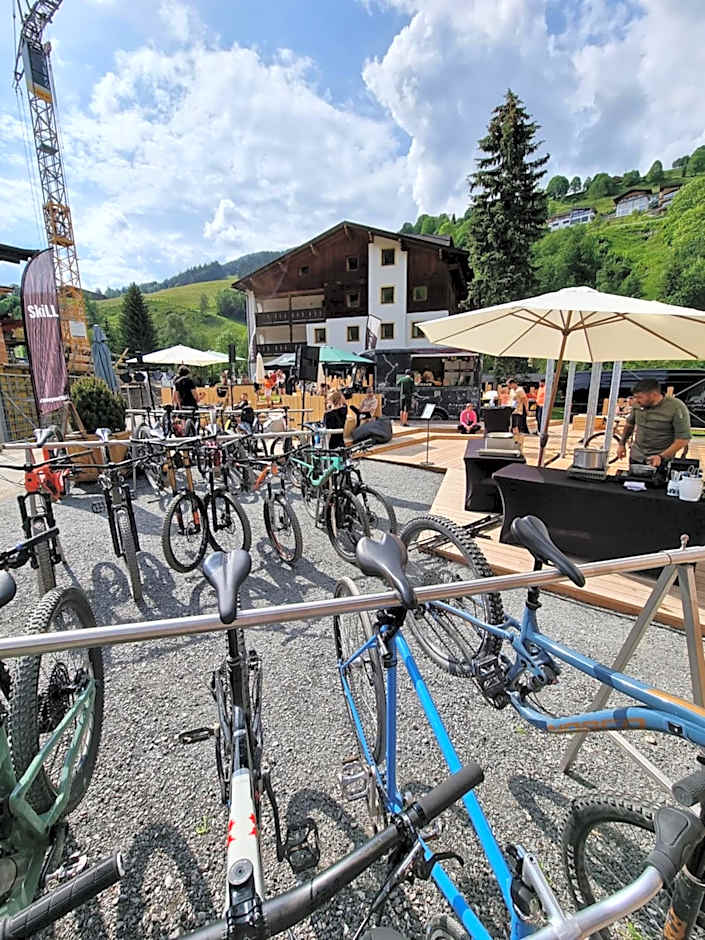 SKILL Mountain Lodge - Ski und Bike Hostel im Sommer mit JOKER CARD