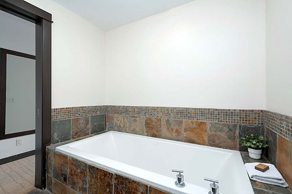 Heavenly Mountain Condo managed by Little Sister Getaways