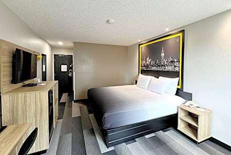 1 King Bed Studio Suite Non-Smoking