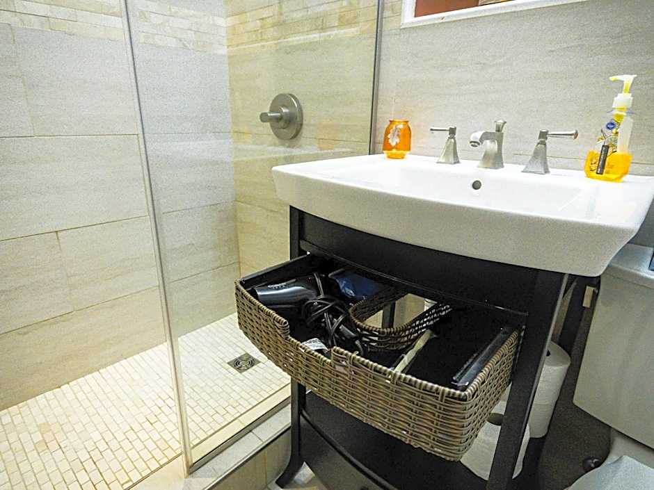 Perfect DTWN 2 Bed Condo with Cali King Bed and Gym