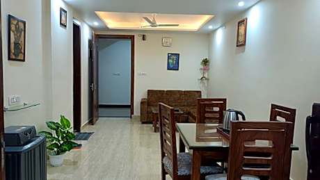 Homlee -Jumbo Lux Flat w hills, Kitchen & parking